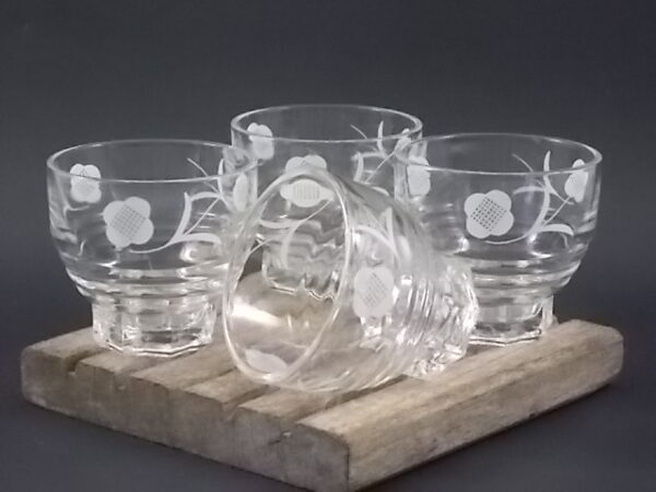 Verre à Porto, en verre moulé. Forme Godet socle Etoile. Décors de Fleurs Blanches stylisées. De la marque Luminarc. De la Verrerie Cristallerie d'Arques