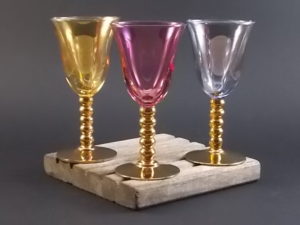 Verre à Porto "Tulipe", en verre soufflé coloré irisé, forme Tulipe évasé. Pied perlé en dorure. Des années 50.