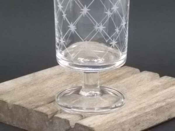 Verre à Vin Suède modèle "Antarés", en verre translucide gravé. De la marque Luminarc de la verrerie d'Arques France