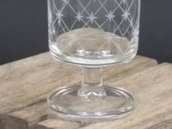 Verre à Vin Blanc Suède modèle "Antarés", en verre translucide gravé. De la marque Luminarc de la verrerie d'Arques France