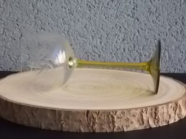 Verre à Vin Blanc d'Alsace en verre soufflé bouche ciselé gravé "Etoiles". Longue tige teinté Ambre.