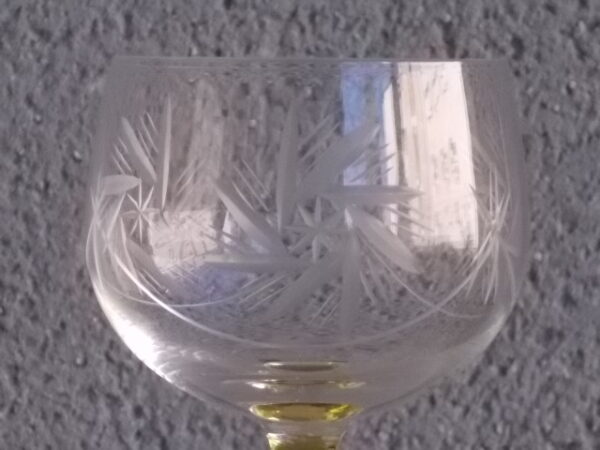 Verre à Vin Blanc d'Alsace en verre soufflé bouche ciselé gravé "Etoiles". Longue tige teinté Ambre.
