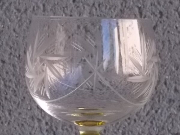 Verre à Vin Blanc d'Alsace en verre soufflé bouche ciselé gravé "Etoiles". Longue tige teinté Ambre.