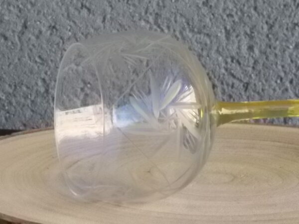 Verre à Vin Blanc d'Alsace en verre soufflé bouche ciselé gravé "Etoiles". Longue tige teinté Ambre.
