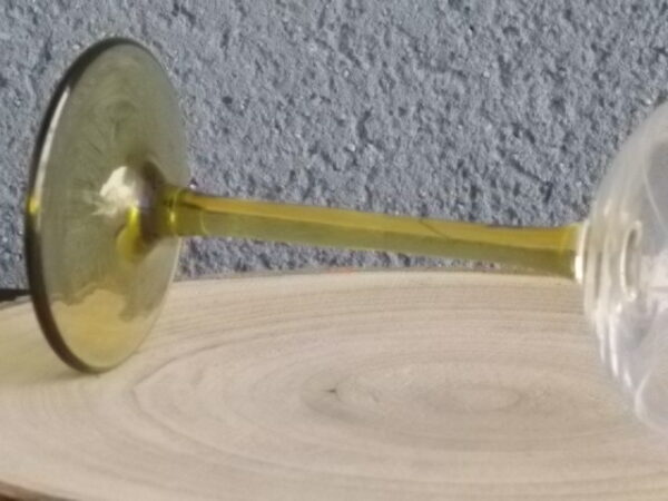 Verre à Vin Blanc d'Alsace en verre soufflé bouche ciselé gravé "Etoiles". Longue tige teinté Ambre.