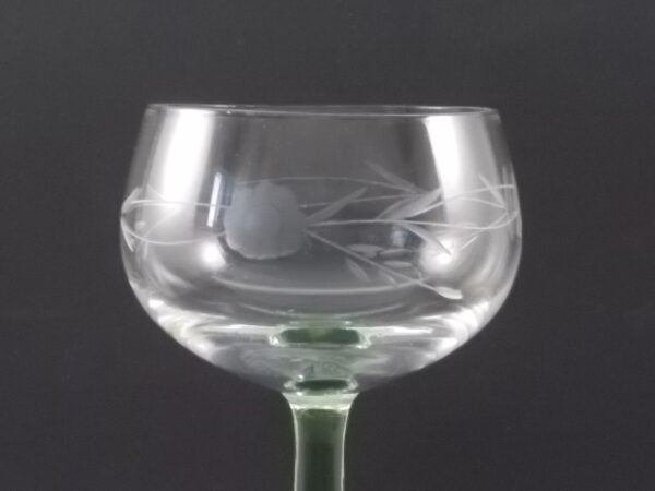 Verre à Vin Blanc d'Alsace, en verre soufflé ciselé "Fleurs", à pied Vert