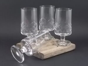 Verre à Vin en verre translucide taillé, motif "Treillis". Forme tube biaisé à pied court