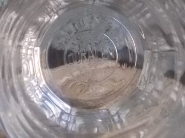 Verre à eau "Picardie" en verre trempé translucide. Forme gobelet évasé, milieu bombé à facettes. Contenant 16 cl. De La marque Duralex