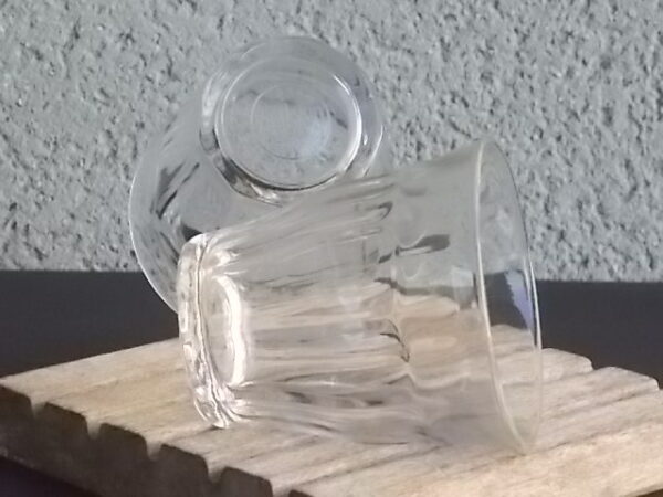 Verre à eau "Picardie" en verre trempé translucide. Forme gobelet évasé, milieu bombé à facettes. Contenant 16 cl. De La marque Duralex