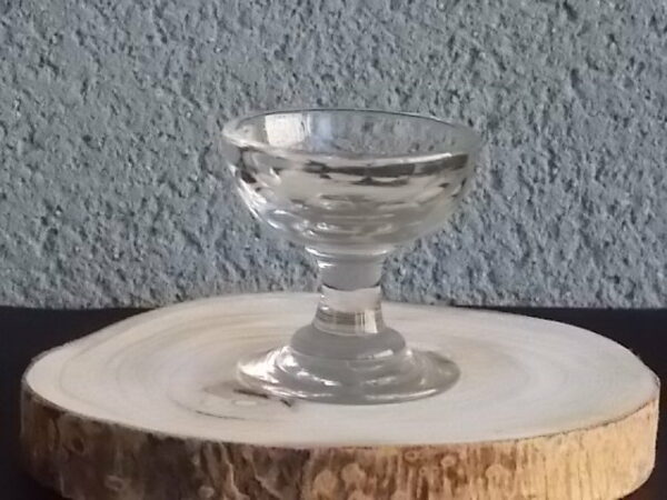 Verre à liqueur "Coupe" en verre soufflé bouche épais. Décors facettes rondes, pied Bobine.