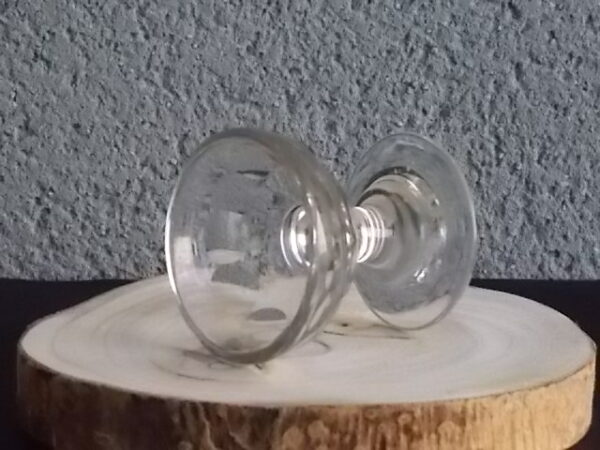 Verre à liqueur "Coupe" en verre soufflé bouche épais. Décors facettes rondes, pied Bobine.