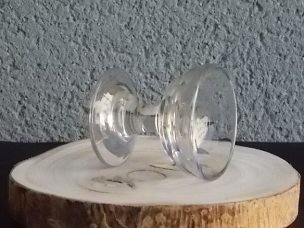 Verre à liqueur "Coupe" en verre soufflé bouche épais. Décors facettes rondes, pied Bobine.