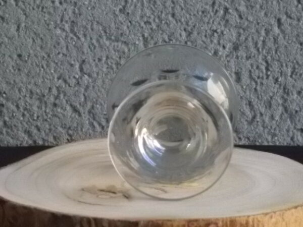 Verre à liqueur "Coupe" en verre soufflé bouche épais. Décors facettes rondes, pied Bobine.