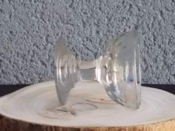 Verre à liqueur "Coupe" en verre soufflé bouche épais. Décors facettes rondes, pied Bobine.