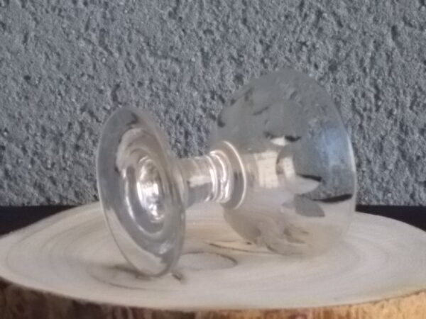 Verre à liqueur "Coupe" en verre soufflé bouche épais. Décors facettes rondes, pied Bobine.