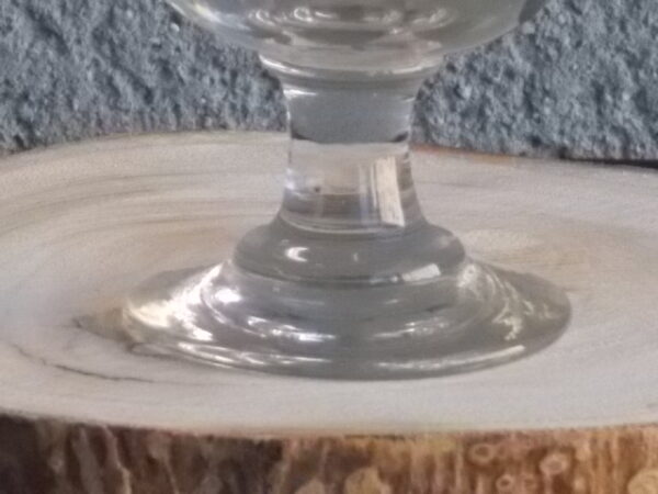 Verre à liqueur "Coupe" en verre soufflé bouche épais. Décors facettes rondes, pied Bobine.
