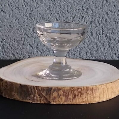 Verre à liqueur "Coupe" en verre soufflé bouche épais. Décors facettes rondes, pied Bobine.