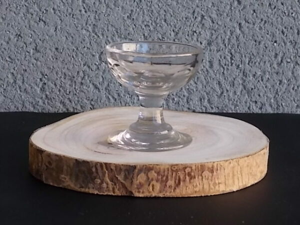 Verre à liqueur "Coupe" en verre soufflé bouche épais. Décors facettes rondes, pied Bobine.
