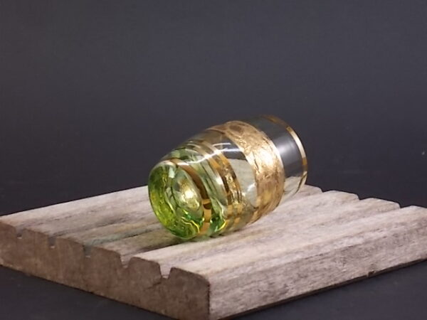 Verre à liqueur "Tonneau", en verre soufflé épais teinté Vert, bande liseré en dorure. Bande feuille or, sur verre sculpté, pour effet froissé.