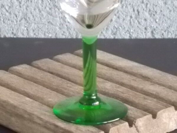 Verre à liqueur conique "Trompe-Œil" en verre soufflé, à pied teinté Vert