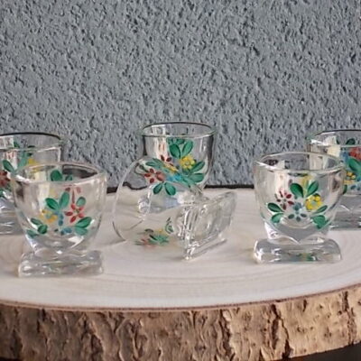 Verre à liqueur en verre épais soufflé. Décors peint à la main de "Fleurs" émaillées