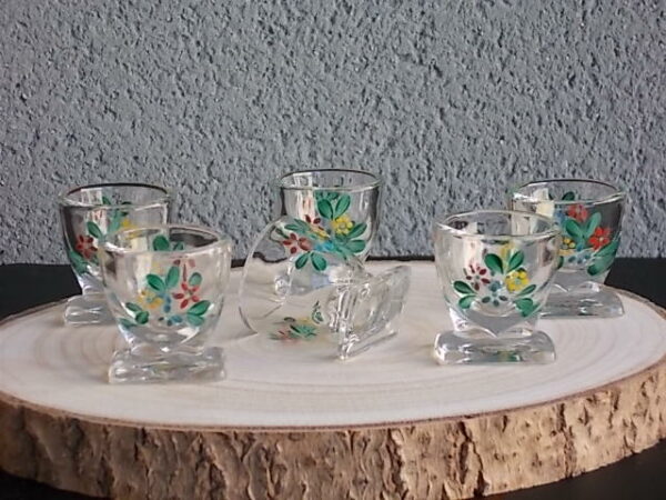 Verre à liqueur en verre épais soufflé. Décors peint à la main de "Fleurs" émaillées