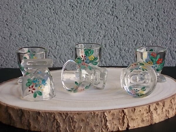 Verre à liqueur en verre épais soufflé. Décors peint à la main de "Fleurs" émaillées