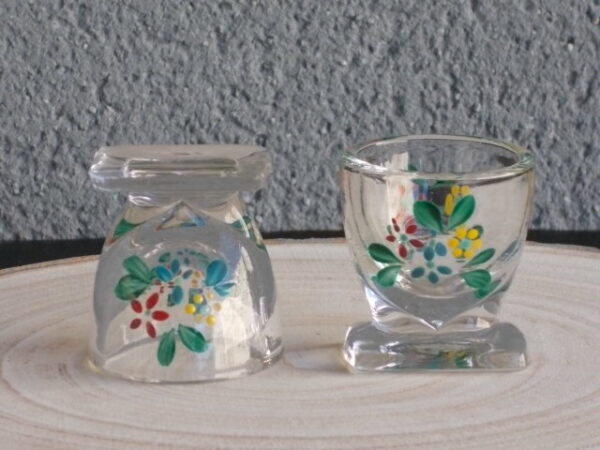 Verre à liqueur en verre épais soufflé. Décors peint à la main de "Fleurs" émaillées