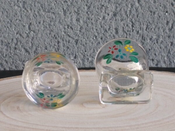 Verre à liqueur en verre épais soufflé. Décors peint à la main de "Fleurs" émaillées