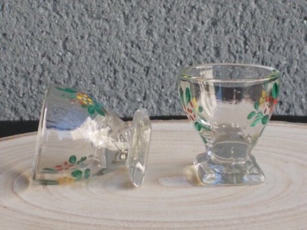 Verre à liqueur en verre épais soufflé. Décors peint à la main de "Fleurs" émaillées