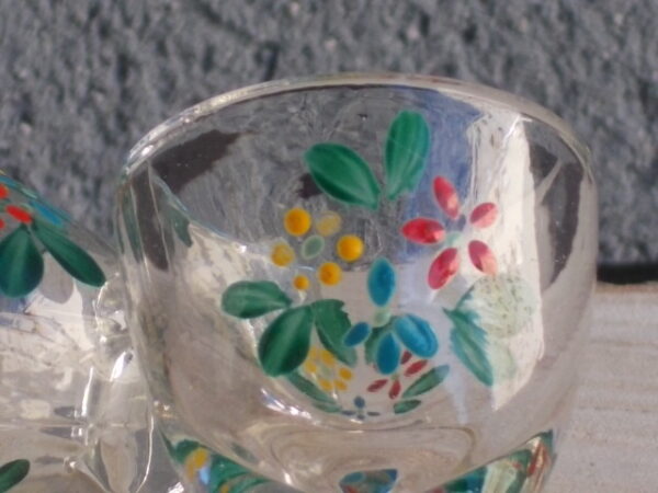 Verre à liqueur en verre épais soufflé. Décors peint à la main de "Fleurs" émaillées