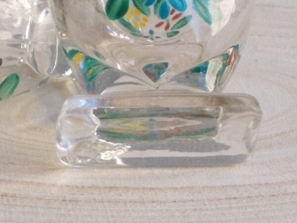 Verre à liqueur en verre épais soufflé. Décors peint à la main de "Fleurs" émaillées
