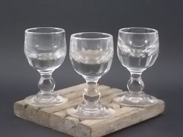 Verre à liqueur en verre soufflé bouche très épais. Forme Ballon paraison cotes plates, pied Balustre. Effet trompe Oeil. Edité XIX éme