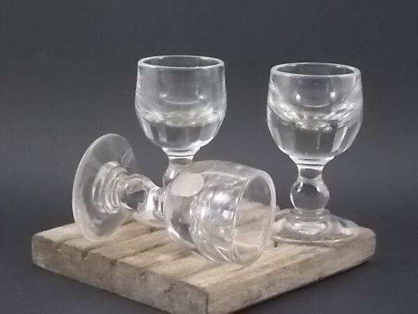 Verre à liqueur en verre soufflé bouche très épais. Forme Ballon paraison cotes plates, pied Balustre. Effet trompe Oeil. Edité XIX éme