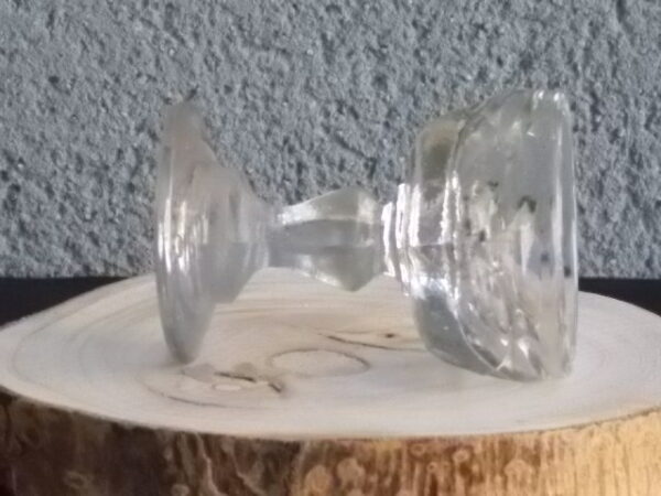 Verre à liqueur en verre soufflé bouche très épais. forme vasque, cotes plates larges au Praison. Pied Balustre. Du XIX éme siècle