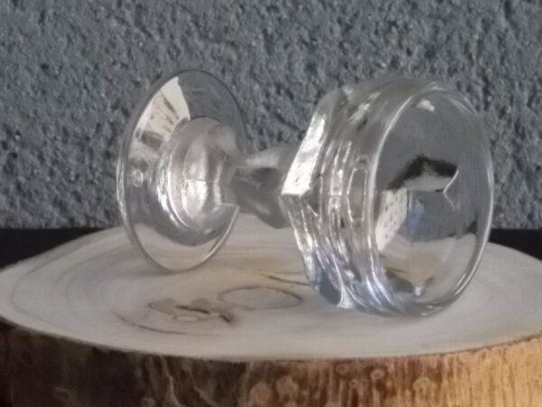 Verre à liqueur en verre soufflé bouche très épais. forme vasque, cotes plates larges au Praison. Pied Balustre. Du XIX éme siècle