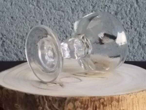 Verre à liqueur en verre soufflé bouche très épais. forme vasque, cotes plates larges au Praison. Pied Balustre. Du XIX éme siècle