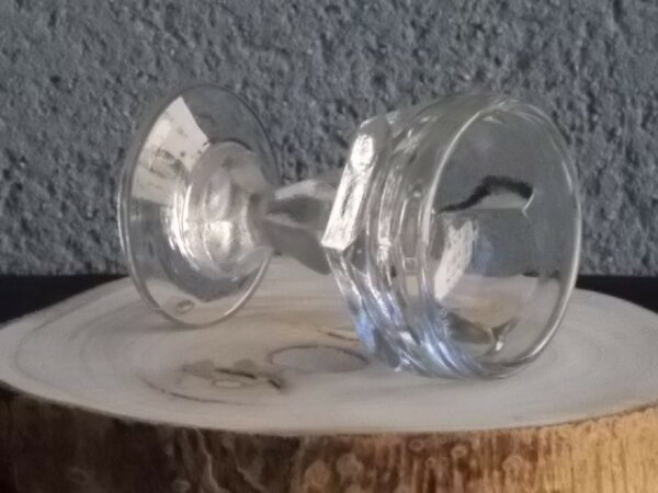 Verre à liqueur en verre soufflé bouche très épais. forme vasque, cotes plates larges au Praison. Pied Balustre. Du XIX éme siècle