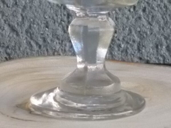 Verre à liqueur en verre soufflé bouche très épais. forme vasque, cotes plates larges au Praison. Pied Balustre. Du XIX éme siècle