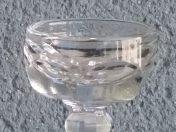 Verre à liqueur en verre soufflé bouche très épais. forme vasque, cotes plates larges au Praison. Pied Balustre. Du XIX éme siècle