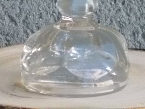 Verre à liqueur en verre soufflé bouche très épais. forme vasque, cotes plates larges au Praison. Pied Balustre. Du XIX éme siècle