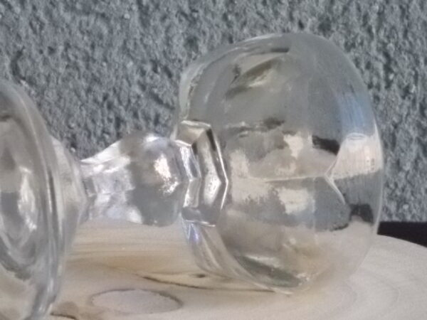 Verre à liqueur en verre soufflé bouche très épais. forme vasque, cotes plates larges au Praison. Pied Balustre. Du XIX éme siècle