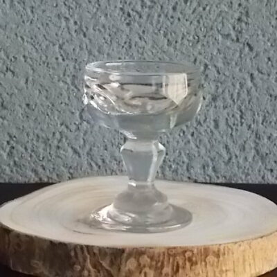 Verre à liqueur en verre soufflé bouche très épais. forme vasque, cotes plates larges au Praison. Pied Balustre. Du XIX éme siècle