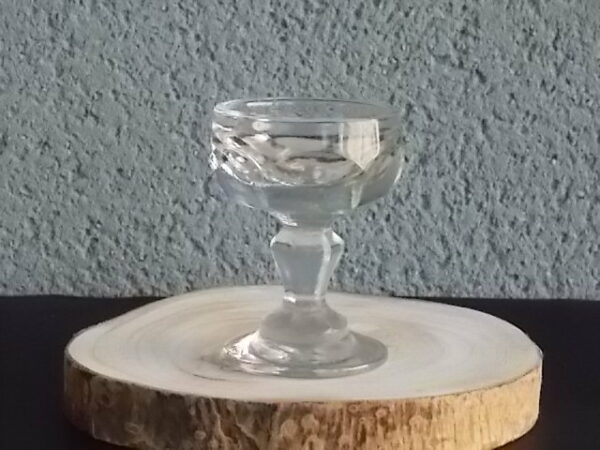 Verre à liqueur en verre soufflé bouche très épais. forme vasque, cotes plates larges au Praison. Pied Balustre. Du XIX éme siècle