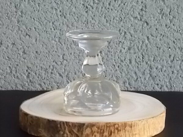 Verre à liqueur en verre soufflé bouche très épais. forme vasque, cotes plates larges au Praison. Pied Balustre. Du XIX éme siècle