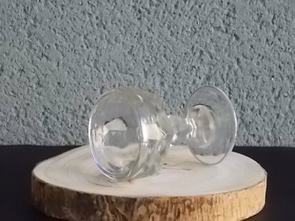 Verre à liqueur en verre soufflé bouche très épais. forme vasque, cotes plates larges au Praison. Pied Balustre. Du XIX éme siècle