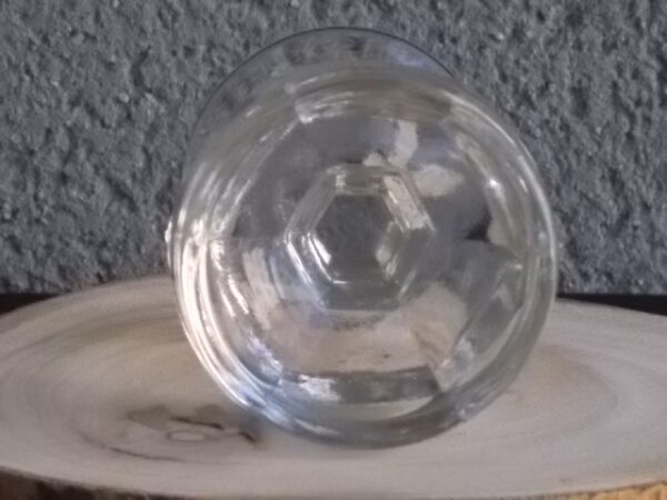 Verre à liqueur en verre soufflé bouche très épais. forme vasque, cotes plates larges au Praison. Pied Balustre. Du XIX éme siècle