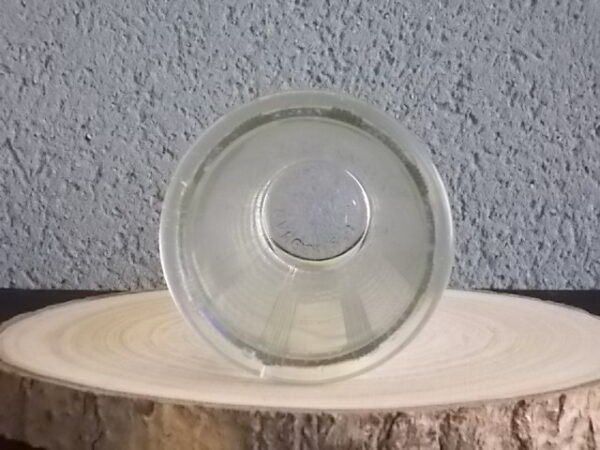 Verre doseur en verre épais translucide moulé pressé. Forme évasé sur base socle. Verre gradué contenant 300 gr. De Portieux Mougin Déposé.