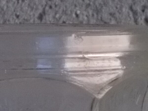 Verre doseur en verre translucide épais moulé. Forme évasé à cotes plates sur base socle Hexagonale. Graduation extérieur, et rebord épais.