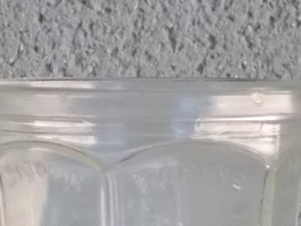 Verre doseur en verre translucide épais moulé. Forme évasé à cotes plates sur base socle Hexagonale. Graduation extérieur, et rebord épais.